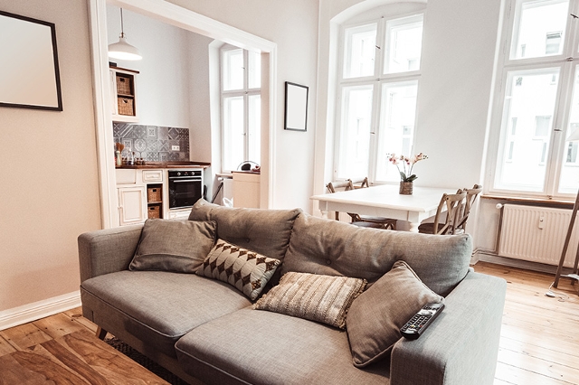 Innenansicht eines Wohnzimmer mit Blick zur Küche