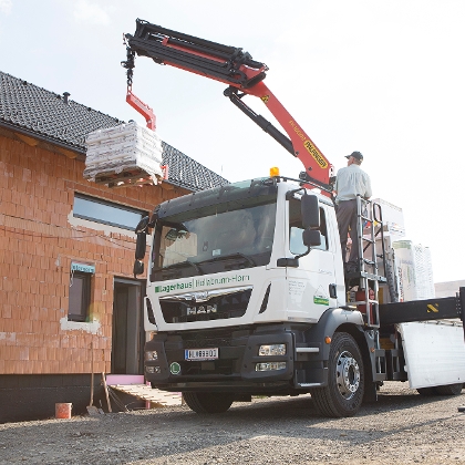 LKW liefert zur Baustelle