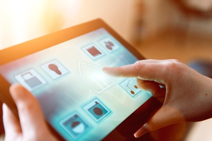 Smart Home wird mit Tablet gesteuert