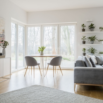 Große Fenster im Wohnzimmer