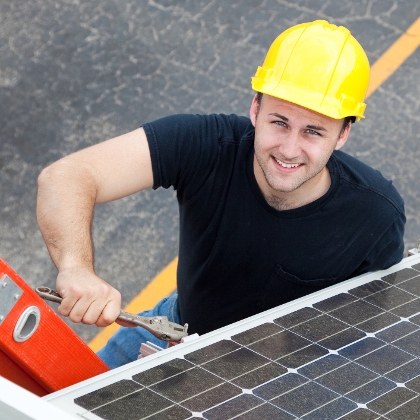 Techniker montiert Solarpanel