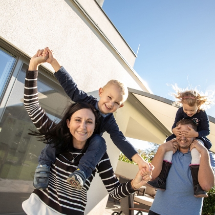 Familie vor ihrem Haus