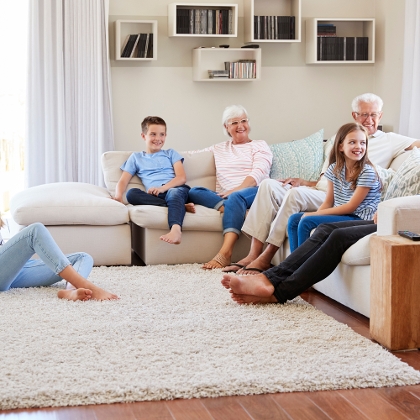 Familientreffen im Bungalow-Wohnzimmer