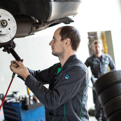 Mechaniker montiert Reifen