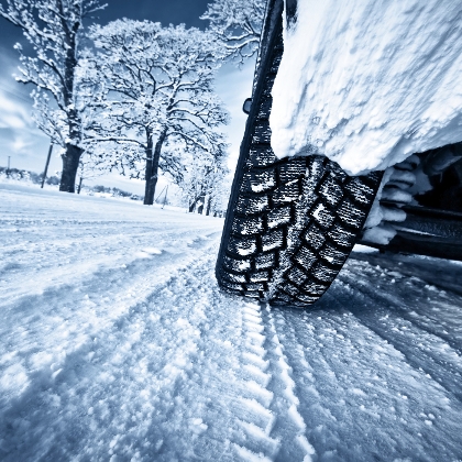 Auto auf verschneiter Straße