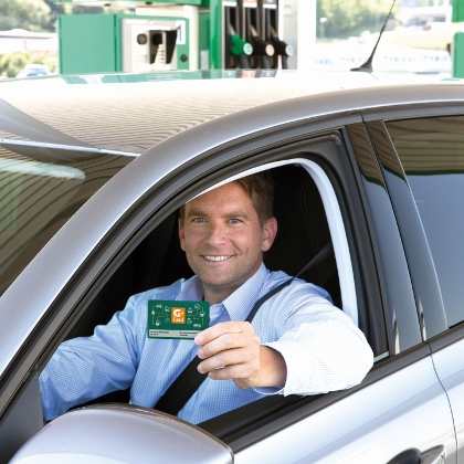 Autofahrer mit Genol Tankkarte