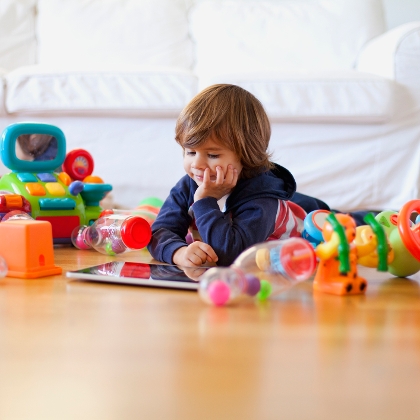 Kind spielt mit Spielsachen