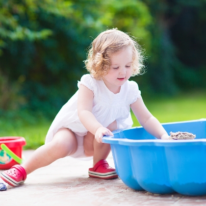 Kind spielt mit Sand