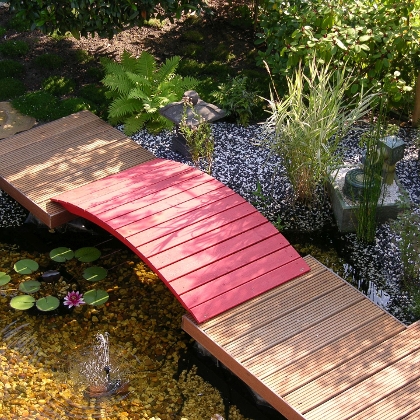 Asiatischer Garten mit Holzbrücke