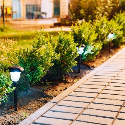 Solarlampen neben Gartenweg