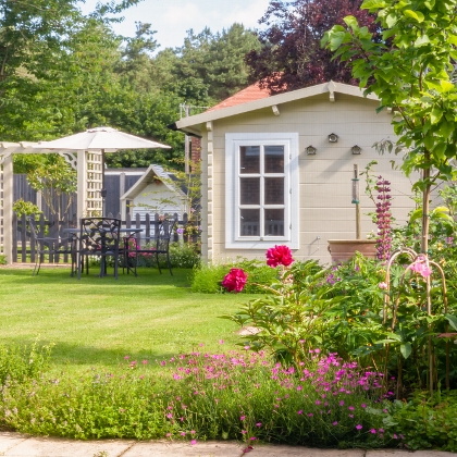 Ziergarten mit Sitzplatz und Gartenhaus