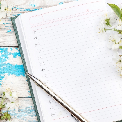 Kirschblüten auf einem Buchkalender