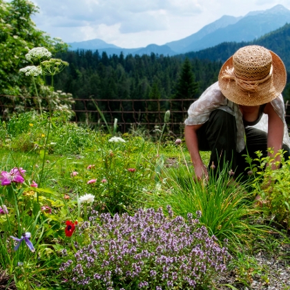 Bäuerin bei der Gartenarbeit