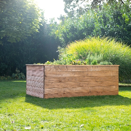 Hochbeet mit Pflanzen im Garten