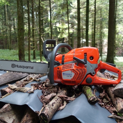 Husqvarna Motorsäge auf Holzstapel