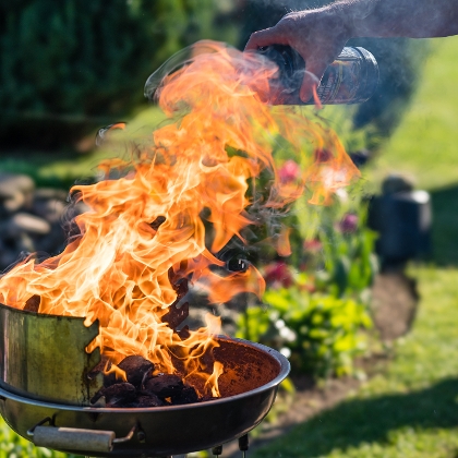 Starke Flammen beim Grillen
