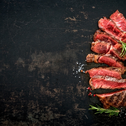 Grillfleisch auf schwarzen Hintergrund