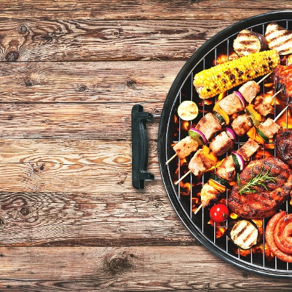 Vogelperspektive Kugelgrill mit Grillgut