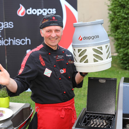 Grillmeister Adi Matzek mit einer dopgas Flasche