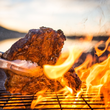 Steak am Grill wenden
