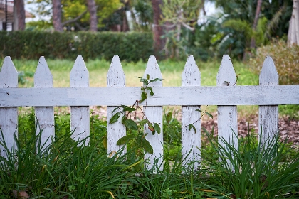 Weißer alter Gartenzaun