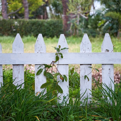 Weißer alter Gartenzaun