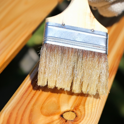 Holzlatte wird gestrichen