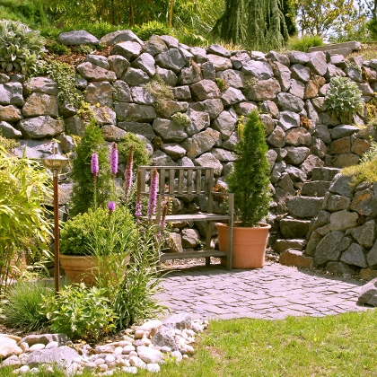 Garten mit Natursteinen