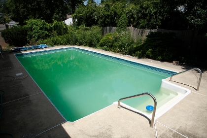 Trübes Wasser in Pool