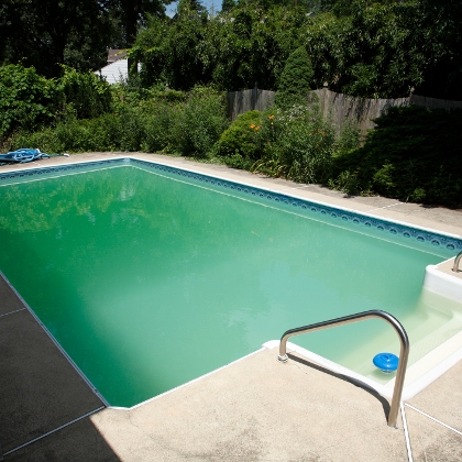 Trübes Wasser in Pool