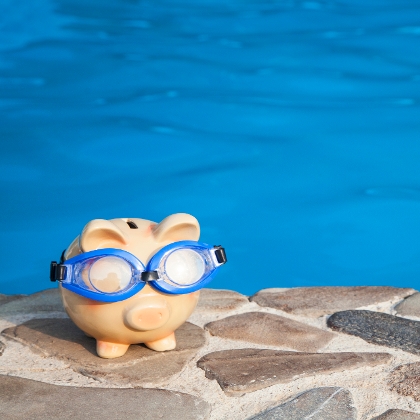 Sparschwein mit Tauchbrille am Pool