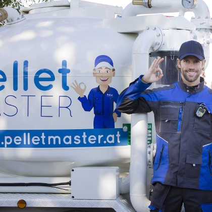 Pellet Master Anhänger und Mann