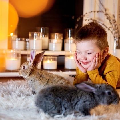 Kind mit Kaninchen