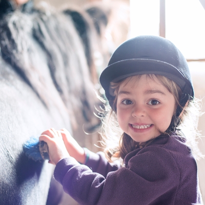 Mädchen bürstet Pony