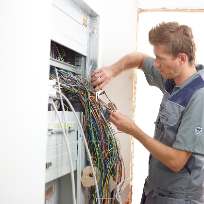 Elektriker bei der Arbeit