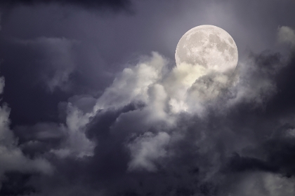 Wolken ziehen am Vollmond vorbei