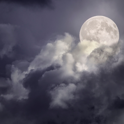 Wolken ziehen am Vollmond vorbei