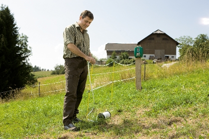 Landwirt baut Weidezaun auf