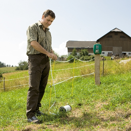 Landwirt baut Weidezaun auf