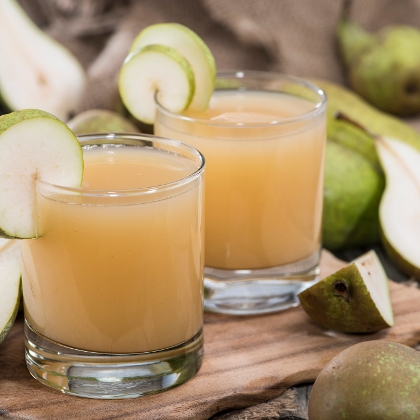 Birnensaft in Gläsern