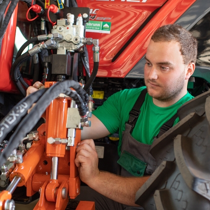 Mechaniker bei Werkstättenarbeiten