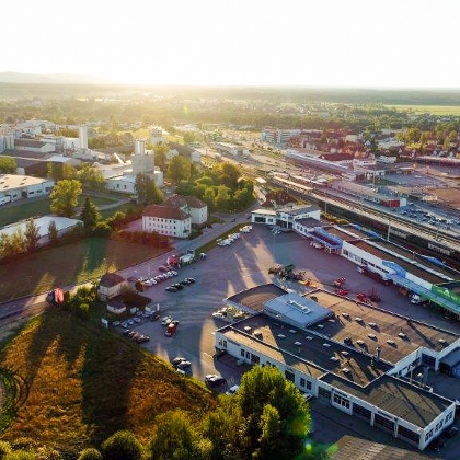 Luftaufnahme eines Industrie- und Bahnhofgeländes.