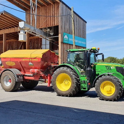 Ein John Deere Traktor mit Düngeranhänger