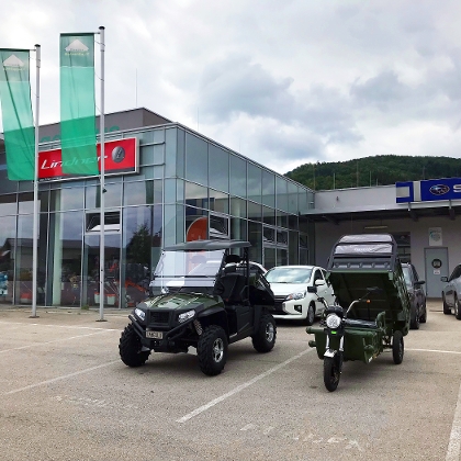 Carello Fahrzeuge vor der Lagerhaus Fachwerkstätte St. Veit/Gölsen