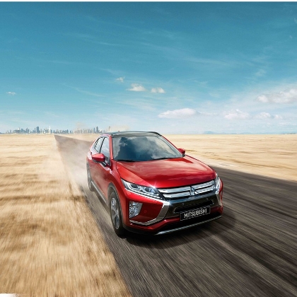 Mitsubishi Eclipse Cross bei der Fahrt auf einer Straße aufgenommen