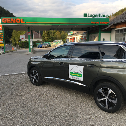 Auto steht vor Lagerhaus Genol Tankstetelle