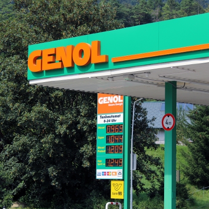 Aufnahme einer Genol Tankstelle, mit Fokus auf den angebrachten Schriftzug "Genol"