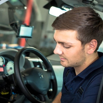 Lagerhaus St. Pölten Mechaniker bei der Arbeit