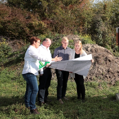 Lagerhaus Planer besprechen mit Bauherren Einreichplan auf der Baustelle