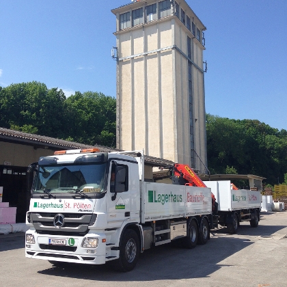 Lagerhaus Baustoff LKW parkt vor Lagerhaus Silo